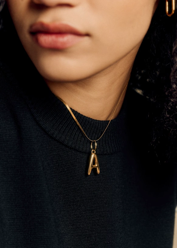 Louison Charm - J gold 8 Louison Charm - J gold