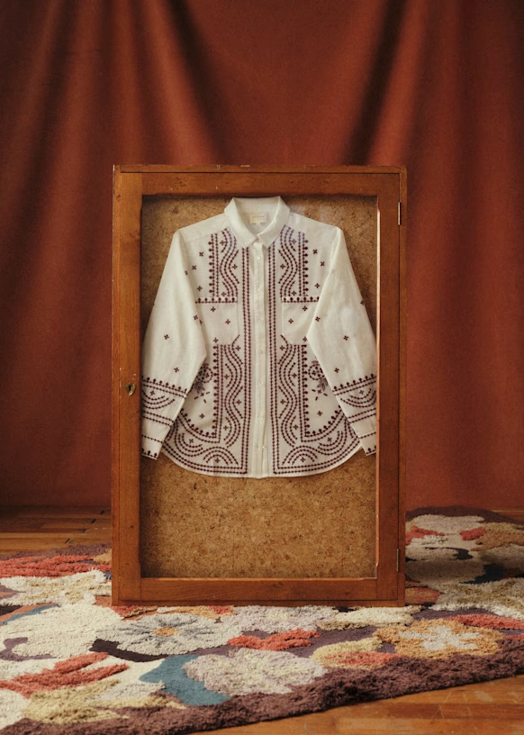 Camisa Marzy - Sézane x Baziszt - Burdeos Fondo Crudo